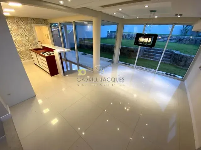 Casa com 360m² 3 quartos e 2 banheiros, para alugar, no bairro Pedra Branca em Palhoça