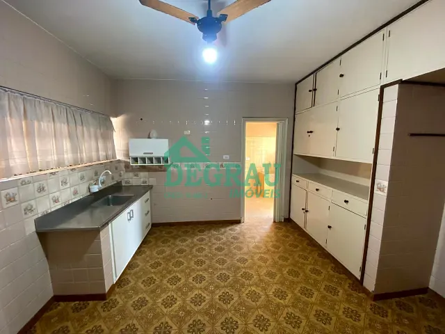 Casa 4 quartos e 2 banheiros, para alugar, no bairro Centro em Itapeva