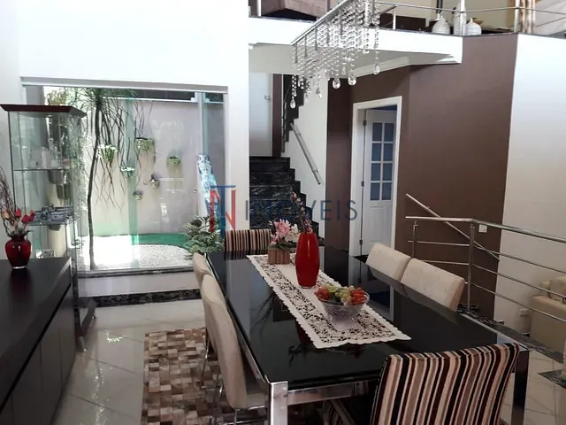 Casa com 600m² 4 quartos e 5 banheiros, à venda, no bairro Vila Petrópolis em Atibaia