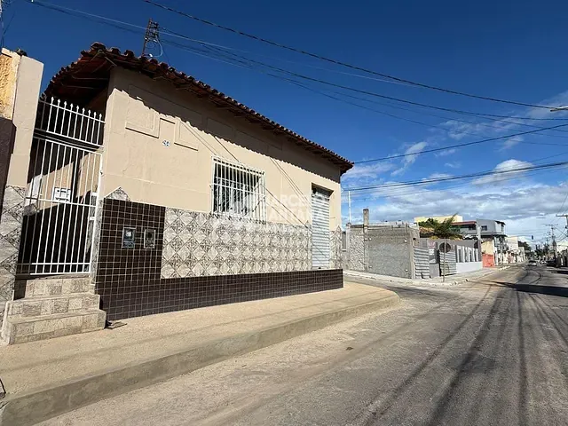 Casa à venda, no bairro Alto Maron em Vitória da Conquista