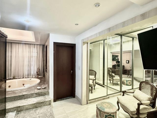 Casa com 3333m² 4 quartos e 2 banheiros, à venda, no bairro Park Way em Brasília