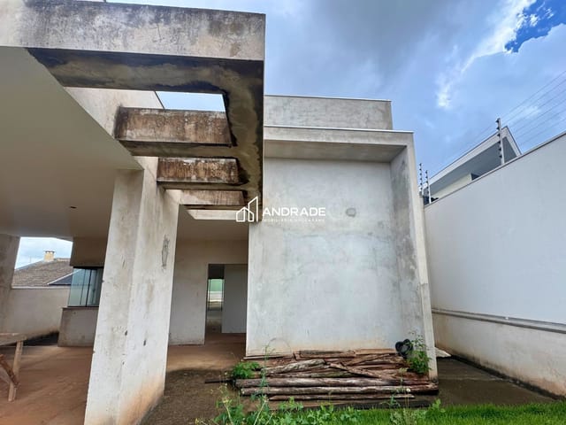 Casa com 375m² 3 quartos e 2 banheiros, à venda, no bairro Jardim Flamingos em Apucarana