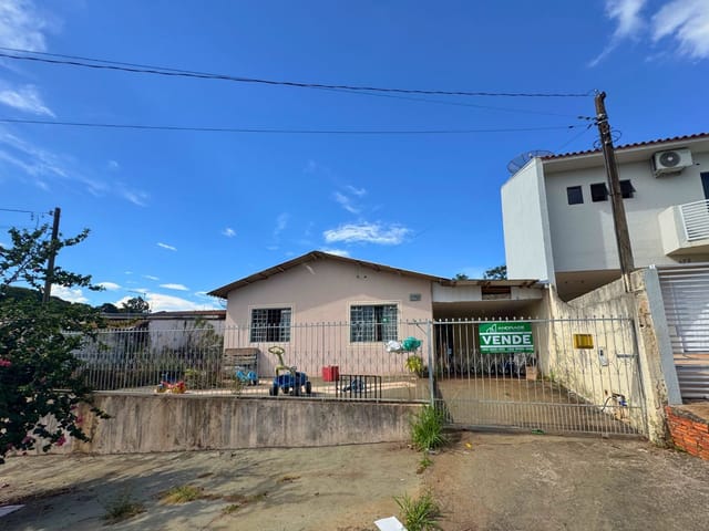 Casa com 293m² 2 quartos e 1 banheiro, à venda, no bairro Vila Martins em Apucarana