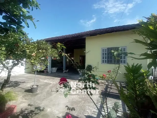 Casa com 228m² 4 quartos e 2 banheiros, à venda, no bairro Costeira em Balneário Barra do Sul