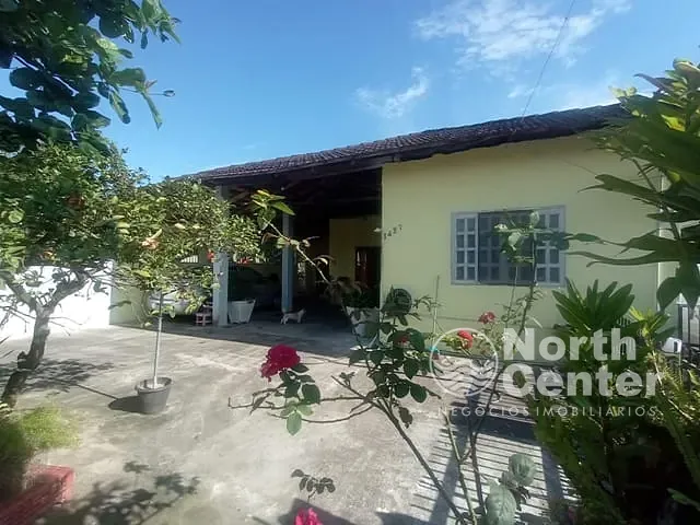 Casa com 228m² 4 quartos e 2 banheiros, à venda, no bairro Costeira em Balneário Barra do Sul