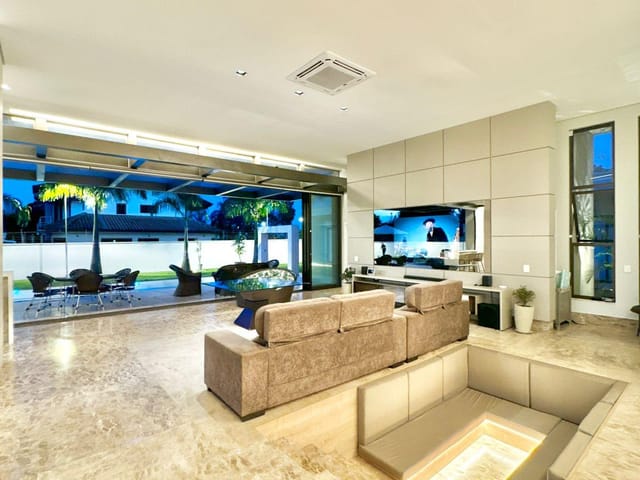 Casa com 2500m² 4 quartos e 5 banheiros, à venda, no bairro Park Way em Brasília