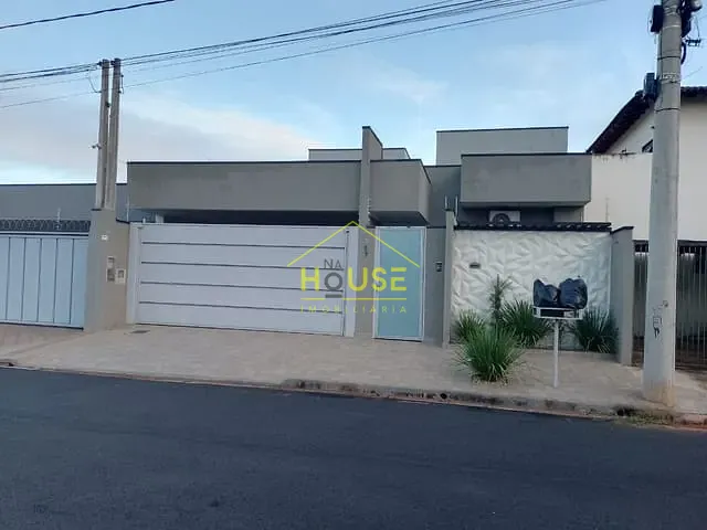 Casa com 214m², à venda, no bairro Parque Residencial do Lago em Votuporanga