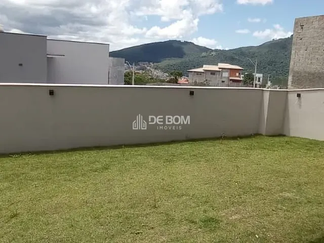 Casa com 450m² 4 quartos e 4 banheiros, à venda, no bairro Santa Ângela em Poços de Caldas