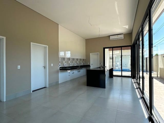 Casa com 300m² 3 quartos e 2 banheiros, à venda, no bairro Estância Hípica em Nova Odessa