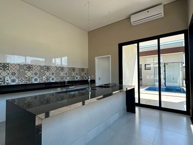 Casa com 300m² 3 quartos e 2 banheiros, à venda, no bairro Estância Hípica em Nova Odessa