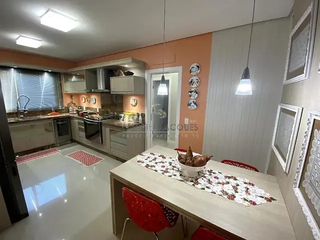 Casa com 532m² 4 quartos e 6 banheiros, à venda, no bairro Pedra Branca em Palhoça