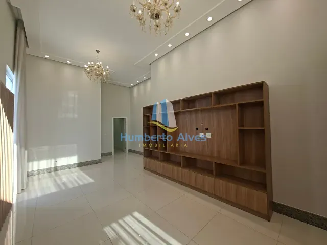 Casa com 360m² 4 quartos e 1 banheiro, à venda ou para alugar, no bairro Universidade em Vitória da Conquista