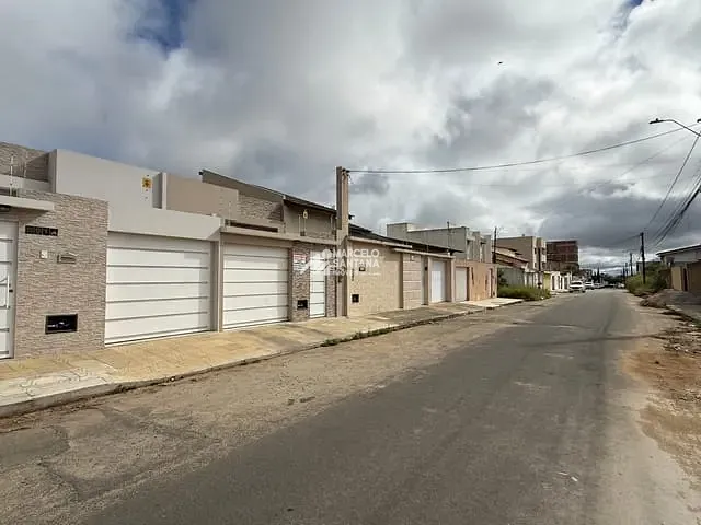 Casa 3 quartos e 2 banheiros, para alugar, no bairro Felícia em Vitória da Conquista