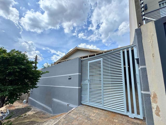 Casa com 258m² 3 quartos e 2 banheiros, à venda, no bairro Vila Brasil em Apucarana