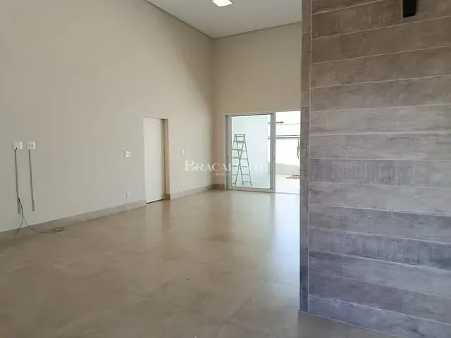 Casa com 300m² 3 quartos e 3 banheiros, à venda ou para alugar, no bairro Chácaras Silvania em Valinhos