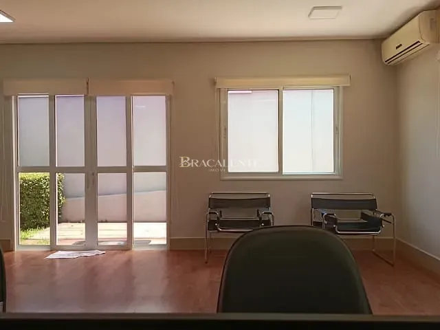 Casa com 300m² 3 quartos e 3 banheiros, à venda ou para alugar, no bairro Chácaras Silvania em Valinhos