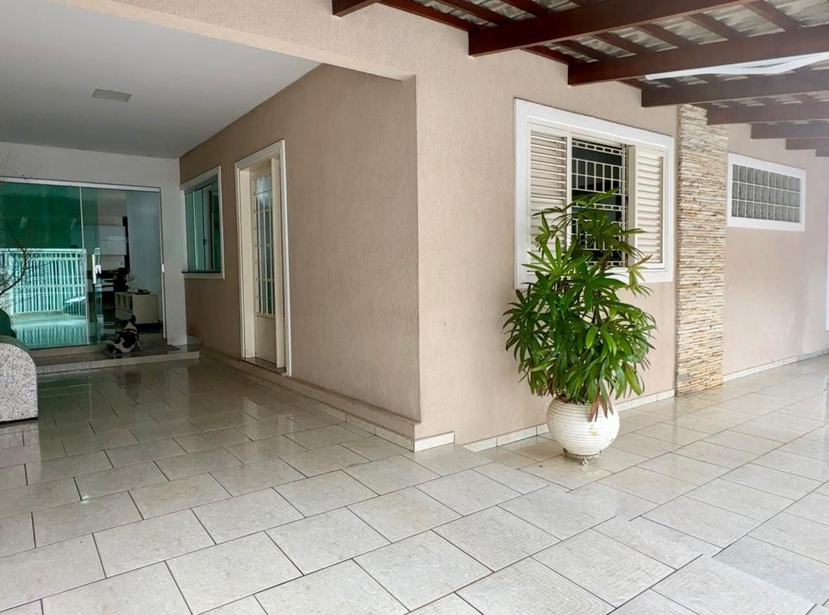 Casa à venda com 3 quartos, 176m² - Foto 1