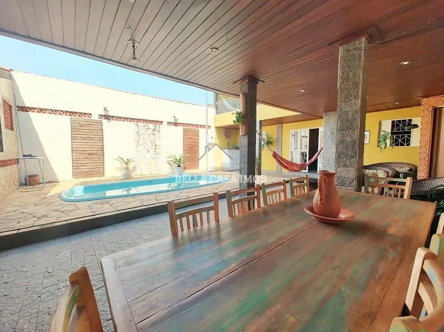 Casa à venda com 4 quartos, 361m² - Foto 1