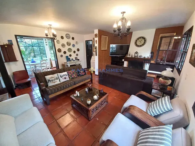 Casa 5 quartos e 4 banheiros, à venda, no bairro Itaipava em Petrópolis