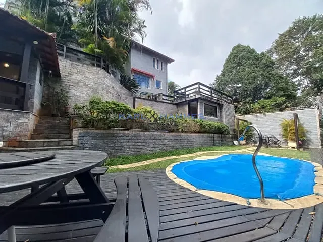 Casa 5 quartos e 4 banheiros, à venda, no bairro Itaipava em Petrópolis