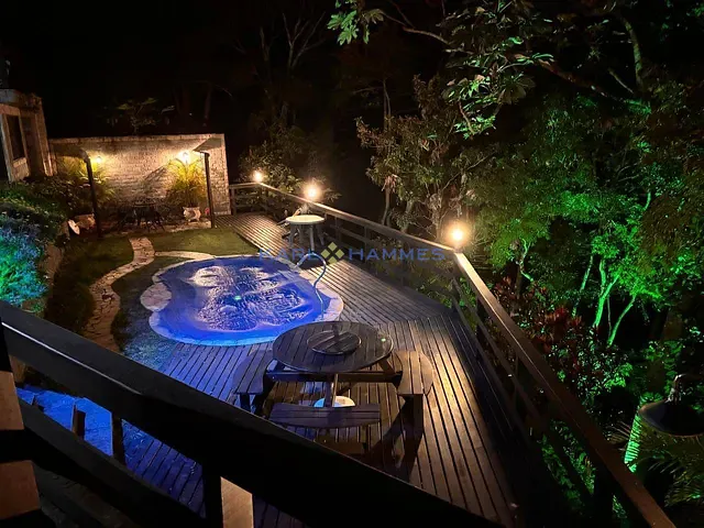 Casa 5 quartos e 4 banheiros, à venda, no bairro Itaipava em Petrópolis