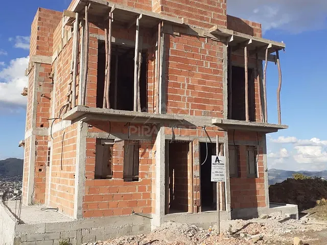 Casa 2 quartos e 2 banheiros, à venda, no bairro Jardim Bandeirantes em Poços de Caldas