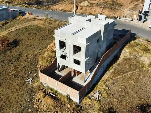 Casa 2 quartos e 2 banheiros, à venda, no bairro Jardim Bandeirantes em Poços de Caldas