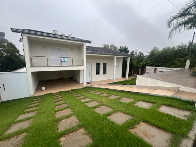 Casa com 1000m² 4 quartos e 5 banheiros, à venda ou para alugar, no bairro Recanto dos Universitários em Piracicaba