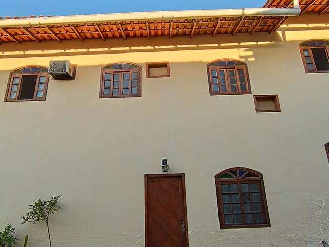 Foto do Casa - R$1.200,00 - CASA DUPLEX REFORMADA NO TANQUE - 2 QUARTOS, COZINHA AMERICANA, VAGA E PROXIMIDADE AO BRT E CENTER SHOPPING - RUA RENATO MEIRA LIMA | Hilmar