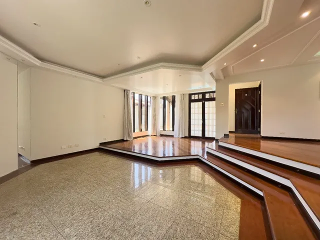 Casa com 500m² 4 quartos e 3 banheiros, à venda, no bairro Mediterrâneo em Londrina