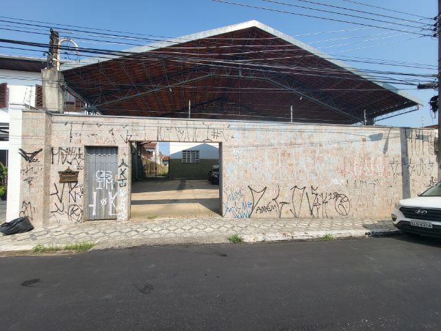 Casa com 631m², à venda ou para alugar, no bairro Centro em Taubaté
