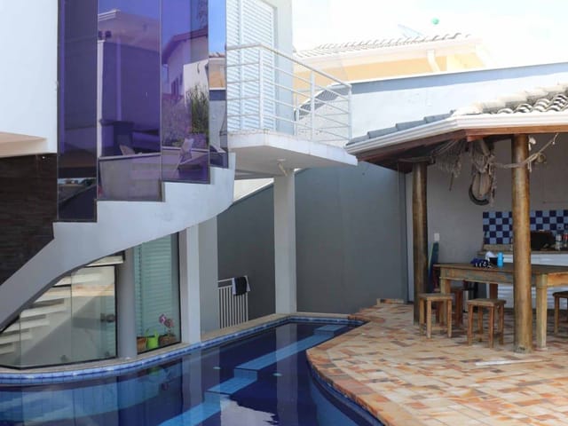 Casa com 300m² 4 quartos e 4 banheiros, à venda ou para alugar, no bairro Pinheirinho em Vinhedo