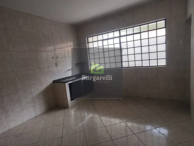 Casa 2 quartos e 1 banheiro, para alugar, no bairro Centro em Lavras