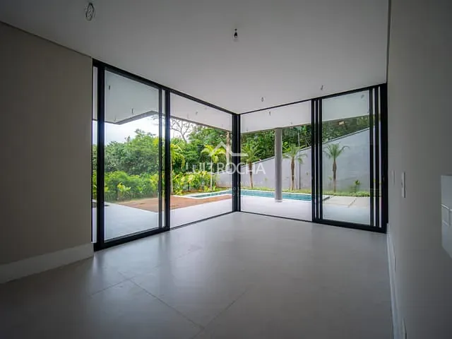 Casa com 617m² 4 quartos e 5 banheiros, à venda, no bairro Granja Viana em Carapicuíba