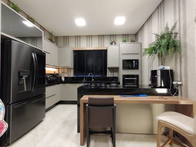 Casa com 360m² 4 quartos e 6 banheiros, à venda, no bairro Esperança em Londrina