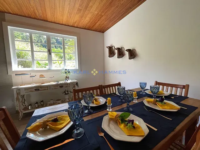 Casa com 2950m² 4 quartos e 6 banheiros, à venda, no bairro Pedro do Rio em Petrópolis