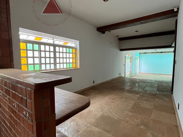Casa com 300m² 3 quartos e 2 banheiros, à venda ou para alugar, no bairro Parque dos Lima em Franca