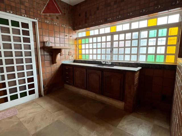 Casa com 300m² 3 quartos e 2 banheiros, à venda ou para alugar, no bairro Parque dos Lima em Franca
