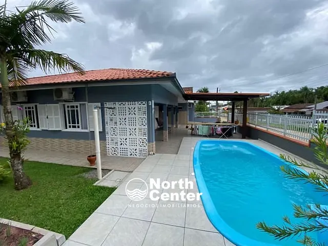 Casa com 374m² 4 quartos e 2 banheiros, à venda, no bairro Pinheiros em Balneário Barra do Sul