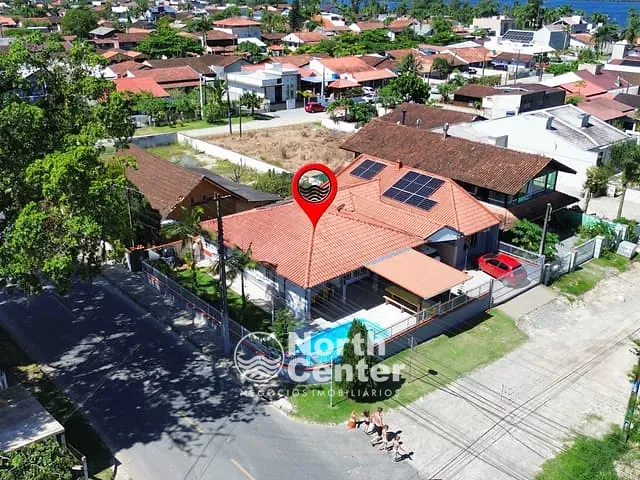 Casa com 374m² 4 quartos e 2 banheiros, à venda, no bairro Pinheiros em Balneário Barra do Sul