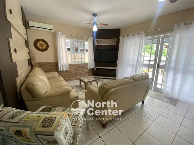 Casa com 374m² 4 quartos e 2 banheiros, à venda, no bairro Pinheiros em Balneário Barra do Sul