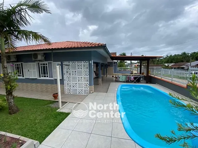 Casa com 374m² 4 quartos e 2 banheiros, à venda, no bairro Pinheiros em Balneário Barra do Sul