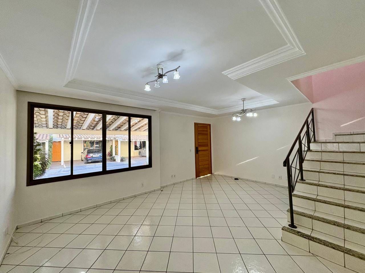 Casa à venda com 3 quartos, 120m² - Foto 1