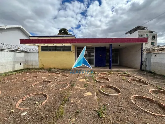 Casa com 780m² 8 quartos e 5 banheiros, para alugar, no bairro Centro em Governador Valadares
