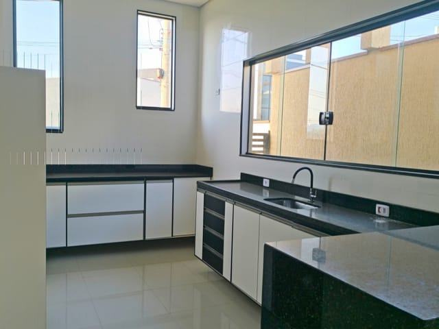 Casa com 300m² 3 quartos e 4 banheiros, à venda, no bairro Sabaúna em Mogi das Cruzes