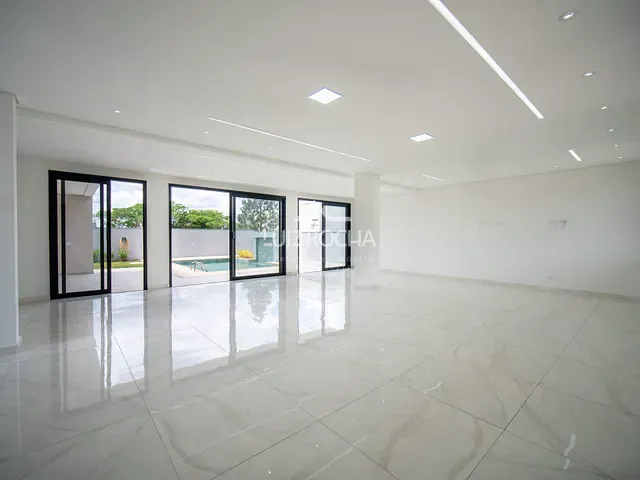 Casa com 526m² 4 quartos e 6 banheiros, à venda, no bairro Granja Viana em Carapicuíba