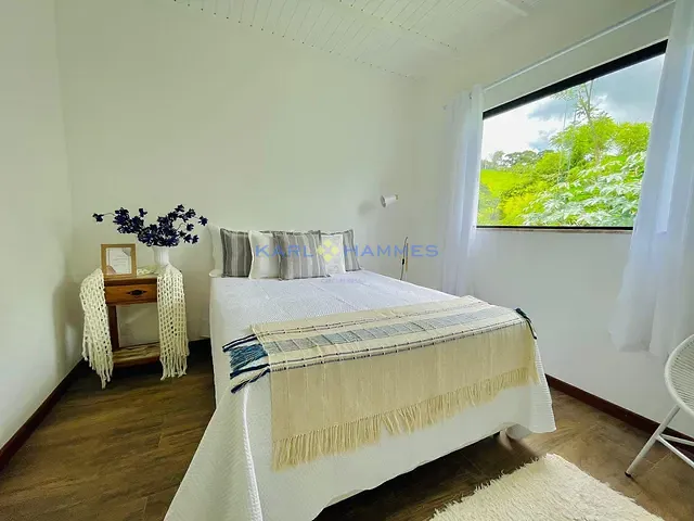 Casa com 2800m² 3 quartos e 3 banheiros, à venda, no bairro Pedro do Rio em Petrópolis