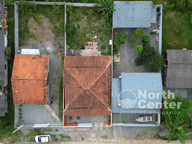 Casa com 372m² 2 quartos e 1 banheiro, à venda, no bairro Costeira em Balneário Barra do Sul