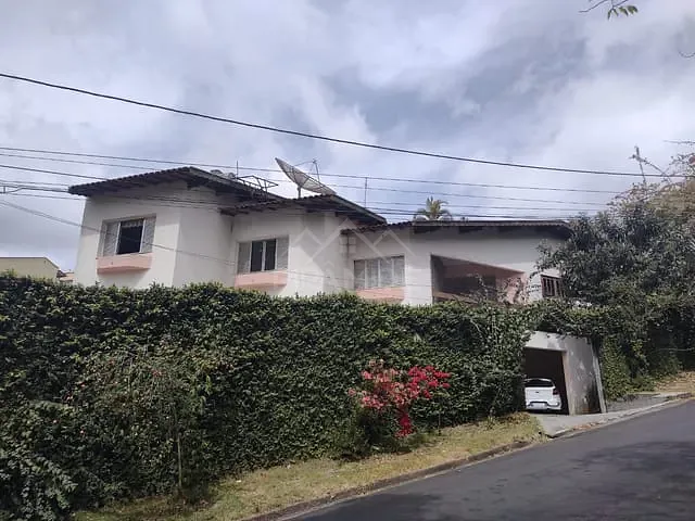 Casa com 450m², para alugar, no bairro Jardim Centenário em Poços de Caldas