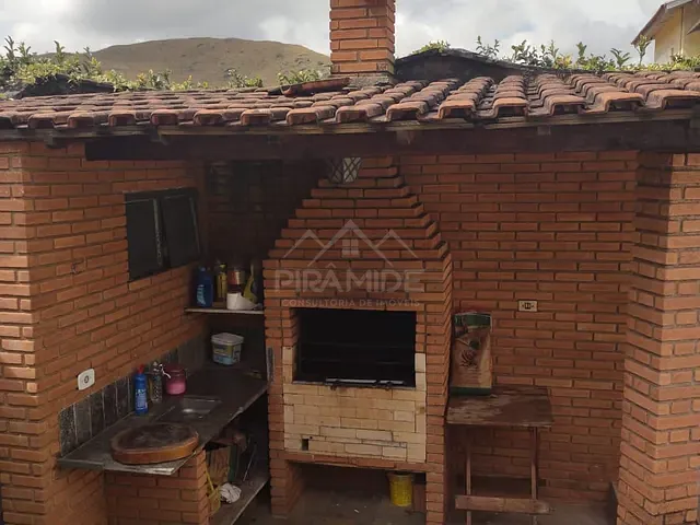 Casa com 450m², para alugar, no bairro Jardim Centenário em Poços de Caldas